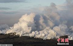 冰岛巴达本加火山再度喷发 红色熔岩喷涌而出