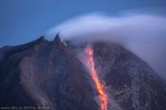印尼锡纳朋火山喷发：炽热熔岩滚滚而下