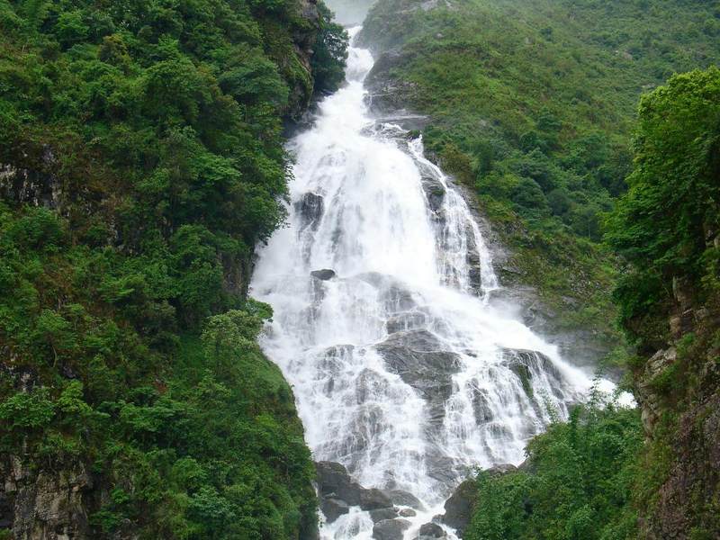 作品名称:哀牢山风景区南恩瀑东经:101°26′15〃北纬:24°06′45〃