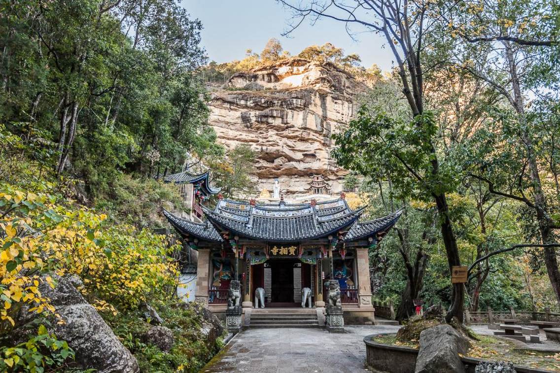 云南的悬空寺—石宝山宝相寺宝相寺依雄奇万壮的悬崖峭壁而建造的寺院、庙宇，附绝壁，嵌危岩，似虚而实，灵窟开天，盘崖层叠，云回嶂拥，宝刹悬空，蔚为壮观，被誉为“云南悬空寺”，堪与我国北岳恒山悬空寺一争高下。宝相寺平均海拔：2368米最佳拍摄季节：一年四季最佳拍摄角度：正北，西北最佳拍摄时间：上午八点至下午六点