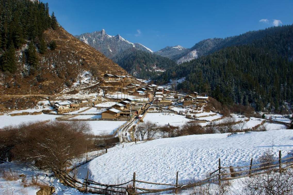 藏寨春雪