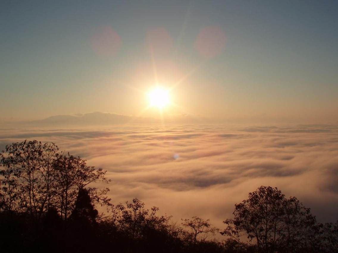 屏边大围山日出云海东经：103°20′～104°03′北纬：22°35′ ～23°07′区内最低海拔225m，最高海拔2365m大围山水围城风景区最佳拍摄角度是位于水池石桥上北偏东45度，全年均为最佳拍摄时段。