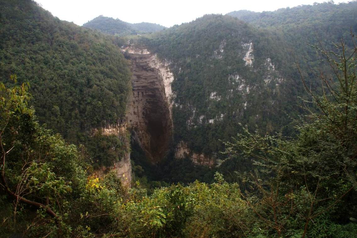 凤凰谷风景区：中国生命文化主题公园、国家4A级旅游景区，定位为“奇景观光、生命文化、水上娱乐、壮乡风情”，享有：“世界第一高洞，形象逼真的生命之门，传说中凤凰涅槃的地方，中国生命文化主题公园”的美誉。景区核心景观是：生命之根、玄牝之门、灵芝仙山、女儿湖、日照南丹、凤凰涅槃。代表性景点有：生殖崇拜人文景观；高洞凌虚，长风浩浩的优美峡谷风光；别具一格、栩栩如生的洞内钟乳石奇景；碧水含烟的女儿湖；具有民族特色的游泳场；古朴依旧、小桥流水的高原水乡。使游客真正感悟生命、享受生命、超越生命。海拔1280米，位于景区西边，经度104.24,纬度24.62，最佳拍摄时段下午14:00——18:30.★线路推荐:师宗—→菌子山—→凤凰谷—→五龙壮乡 两日一晚游；师宗—→菌子山—→五龙壮乡 一日游；师宗—→凤凰谷—→五龙壮乡 一日游；师宗—→菌子山—→凤凰谷一日游；