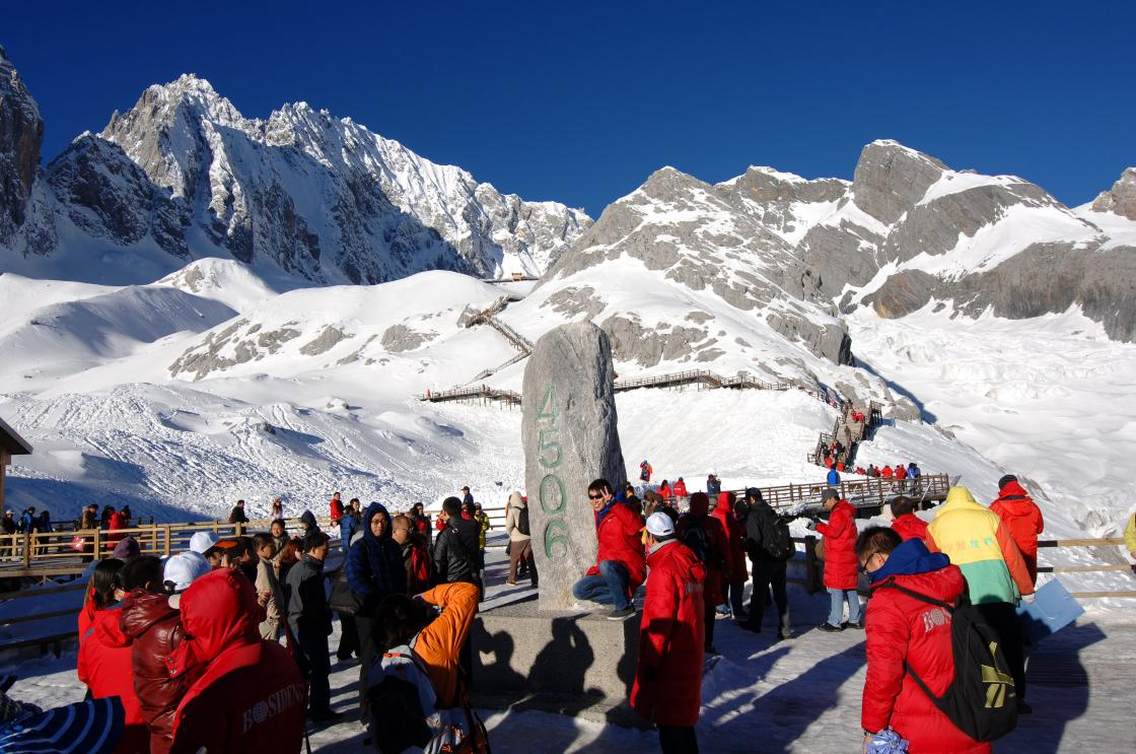 丽江玉龙雪山玉龙雪山景区面积为415平方公里。主峰扇子陡海拔5596米,终年积雪,发育有亚欧大陆距离赤道最近的温带海洋性冰川。玉龙雪山在纳西语中被称为“欧鲁”，意为银色的山岩。其银装素裹,十三座雪峰连绵不绝,宛若一条“巨龙”腾越飞舞,故称为“玉龙”。又因其岩性主要为石灰岩与玄武岩,黑白分明,所以,又称为“黑白雪山”。她是纳西人民心中的神山,传说是纳西族保护神“三多”的化身。