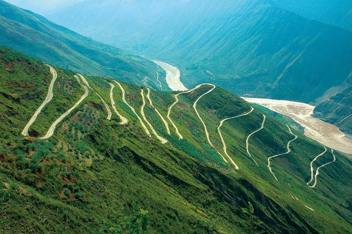 永善大兴镇河口盘上公路——东经103.38，北纬27.7，海拔400米，观看方向：东方，最佳拍摄季节：1月——6月，最佳拍摄时间：早上9:00——11:00，下午6:30——8:00