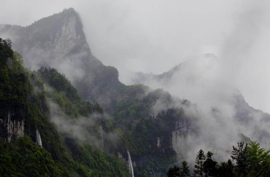 湖北省鹤峰县二墩岩瀑布。二墩岩地处武陵山腹地，位于东经110度和北纬30度神秘交叉点附近。