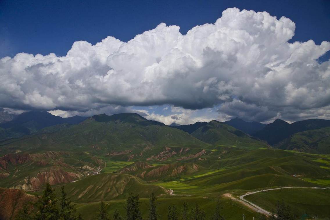 卓尔山属于丹霞地貌，由红色砂岩、砾岩组成。藏语称为"宗穆玛釉玛"，意为美丽的红润皇后。卓尔山景区项目建设地位于祁连县八宝镇，紧靠八宝河与藏区神山阿咪东索（牛心山）隔河相望。站在卓儿山顶视野极度开阔，四周没有任何遮拦，山对面是一山尽览四季景色的牛心山，左右两侧分别是拉洞峡和白杨沟风景区，背面是连绵起伏的祁连山，山脚下滔滔八宝河像一条白色的哈达环绕在县城周边。处处美景，宛如仙境，令人心旷神怡。传说中卓尔山与祁连的镇山之山--阿咪东索（牛心山）是一对情深意重的情侣，默默守候在八宝河两岸，共同护佑着祁连的山山水水。