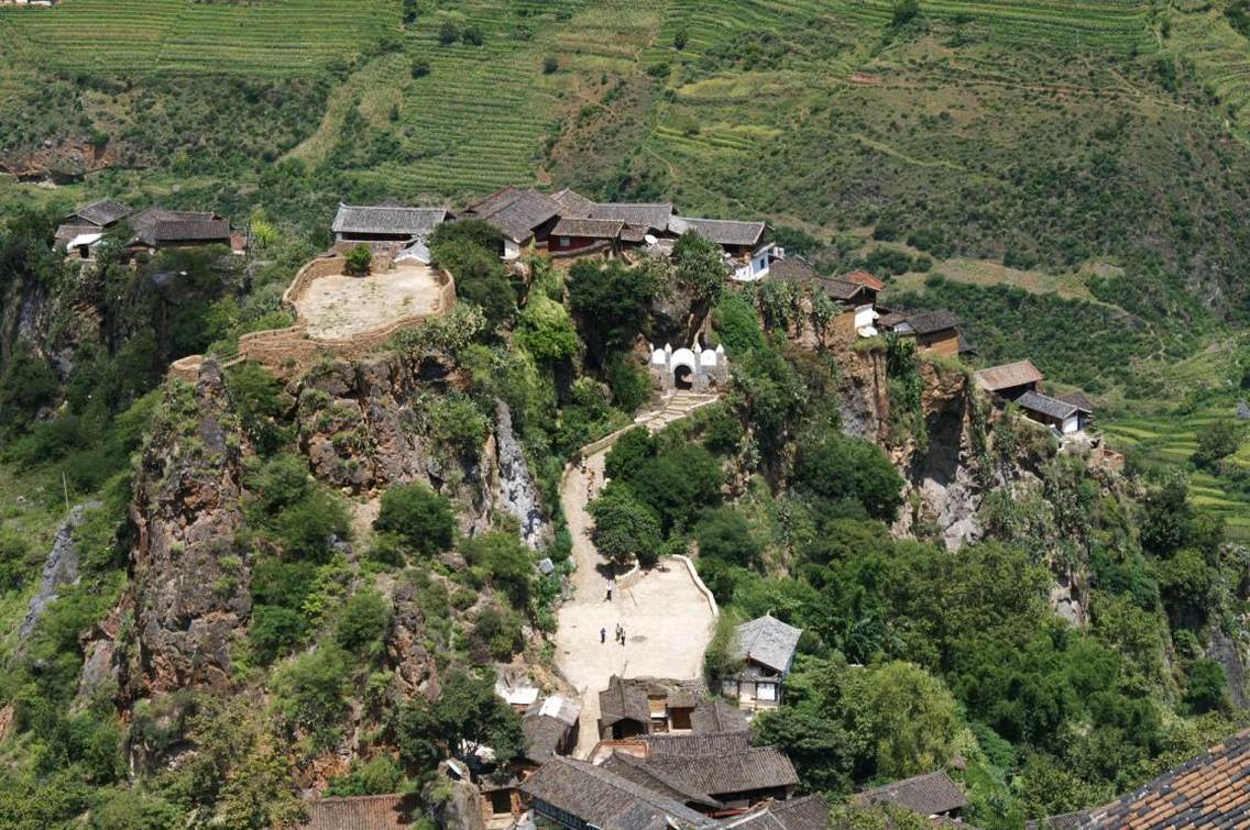 距丽江县城120公里宝山乡境内的金沙江峡谷中,有一个建在巨石上的村寨,宝山石头城.据史料记载石头城建于元朝元年,整个村寨建在金沙江边一块巨石上.四壁陡峭,纳西族先民随岩就势,凿石为床,凿石为灶,凿石为缸,凿石为磨.所制做的生活用品可谓巧夺天工.充分体现了纳西族先民的聪明才智