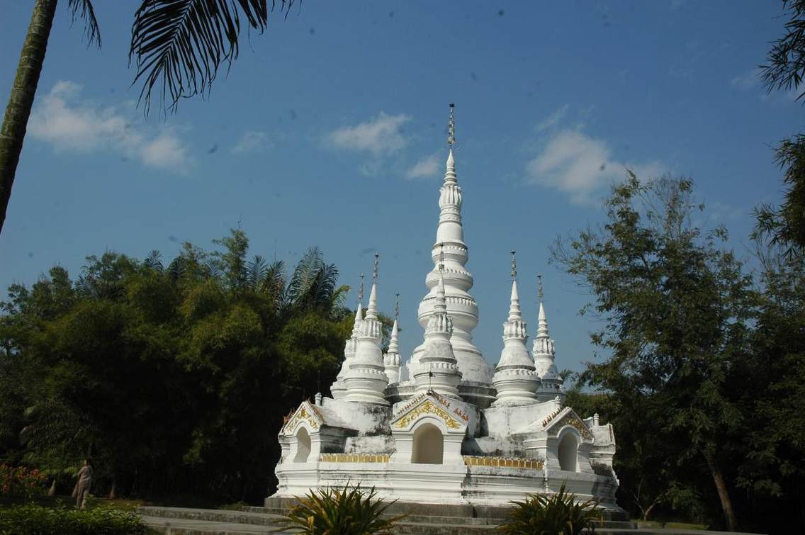 东经：100°25′—100°31′之间北纬：21°27′—22°36′海拔：552.7米观看方向：正面、侧面最佳拍摄季节：全年最佳拍摄时间：8:00—18:00