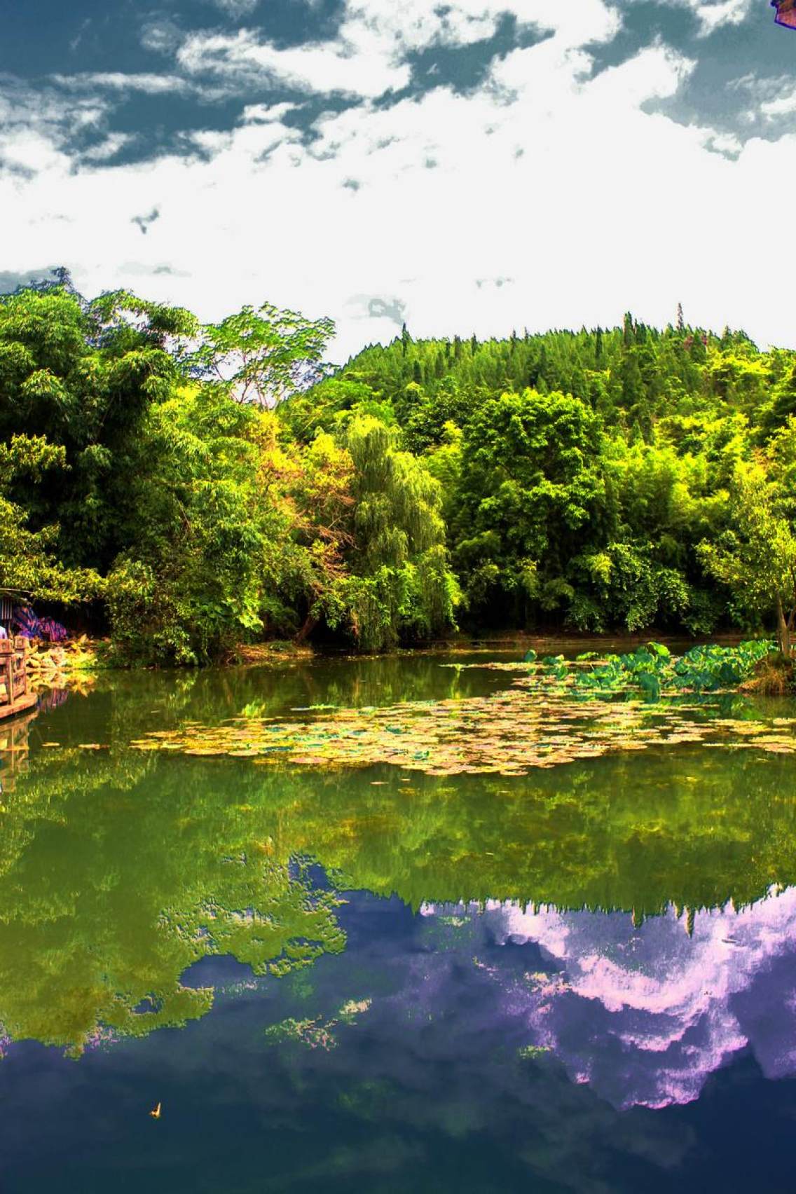 贵阳荔波樟江风景区，山中有水，水中有云，山水云天构成优美的图画。