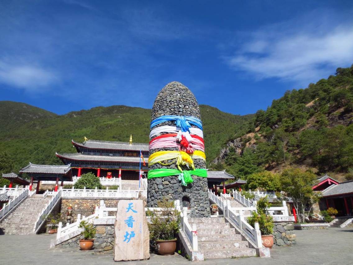 丽江玉水寨玉水寨风景区，是国家AAAA级旅游区、全国休闲农业与乡村旅游示范点，位于云南滇西北美丽神奇的丽江城北部十五公里，地处闻名遐迩的玉龙雪山龙头脚下,山寨自然纯朴,山水相依，风景秀丽，是具有民族文化特色的风水宝地。玉水寒风景区，是以纳西民族文化为核心，与自然景观完美融合的风景名胜，如今已成丽江主要旅游景区。玉水寨是纳西族中部地区的东巴圣地，是丽江古城的溯源。美国大自然保护协会将玉水寨指定为东巴文化传承基地和白沙细乐传承基地及勒巴舞的传承基地，进行纳西民族古文化的挖掘、整理、传承、研究、展示等工作。玉水寨东巴文化传承基地，保留了纳西族传统古朴的风貌。