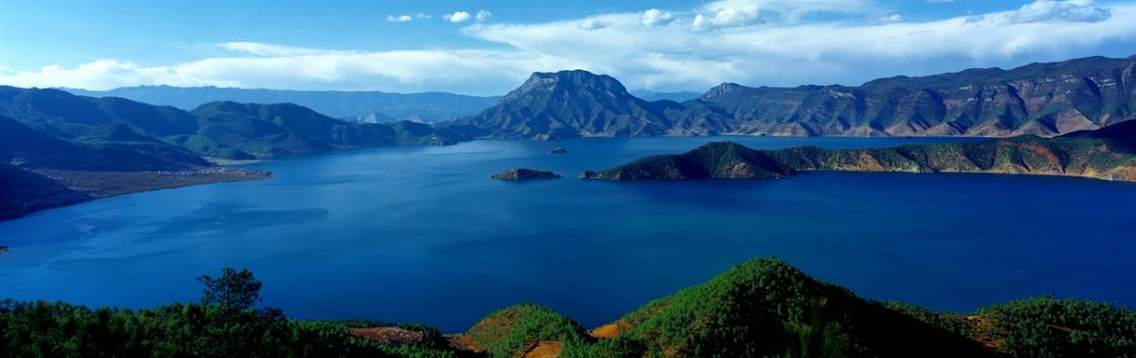 丽江泸沽湖景区泸沽湖位于云南省北部的滇川交界处，是玉龙雪山国家级风景名胜区的重要组成部分，国家重点风景名胜区、省级旅游区、省级自然保护区和国家4A级旅游景区。　　泸沽湖景区距丽江市200公里，湖的东部为四川省盐源县，湖区以清澈湛蓝的水体为主景，有湖岛、狮子山、女神幽谷、十七个沙滩和一个海堤连岛，湖周围森林植被茂密，洛水、里格、蒗放等十余个古朴的民族村落散落于湖岸沿线。泸沽湖由断层陷落形成，湖水终年不冻，属Ⅰ类水质，湖域总面积50.3平方公里，湖面海拔2690米，最大水深93米，平均水深45米，居我国淡水深水湖第三位。湖水从东南面的四川草海出口，经盖祖河流入雅砻江汇入金沙江。　　世代生活于泸沽湖畔的摩梭人，至今仍保留着男不娶、女不嫁的神奇的母系氏族文化和婚姻形态，被誉为人类家庭史、婚姻史的活化石，具有极高的社会学价值和旅游价值。　　总之，泸沽湖以完好的自然生活环境、妩媚的湖光山色、奇特的摩梭母系文化为重要资源和景观特征，自然与人文相结合，情、水、山相融合，成为云南最具特色和发展潜力的旅游胜地之一。