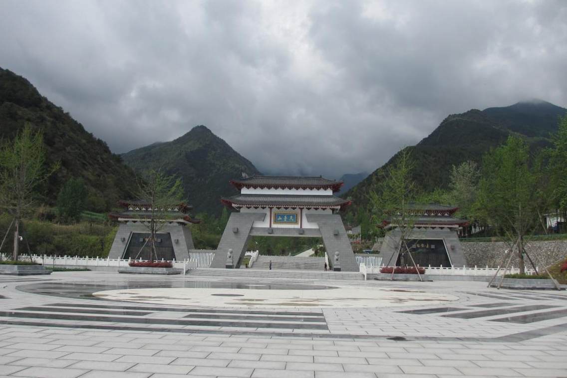 云蒸霞蔚天台山，腾云驾雾有神仙；秦巴夜雨悄悄落，翌日彩霞飞满天。