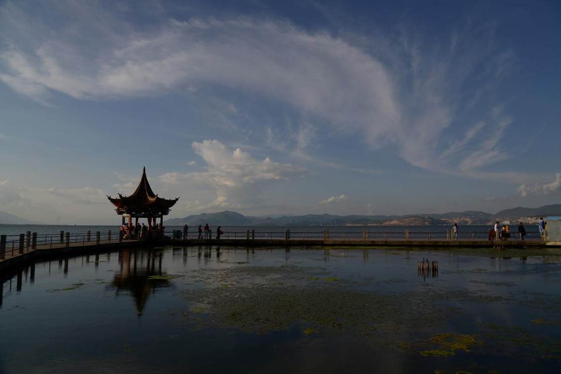 傍晚，在夕阳映射下的云南大理洱海，美轮美奂。洱海位于云南大理市区的西北，是云南第二大淡水湖，因形状像一个耳朵而取名为“洱海”，素以“高原明珠”著称，湖呈狭长形，湖水清澈见底，透明度很高，自古以来一直被称作“群山间的无瑕美玉”。 据说，从空中看洱海宛如一轮新月，静静的依卧在苍山和大理坝子之间。泛舟洱海，给人一种“船在碧波漂，人在画中游”的诗画般的意境。