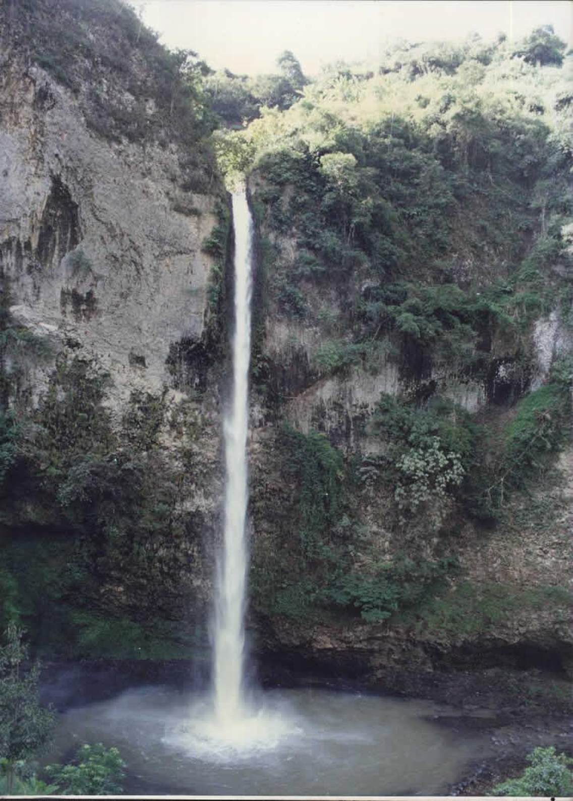 红河州屏边县滴水层瀑布