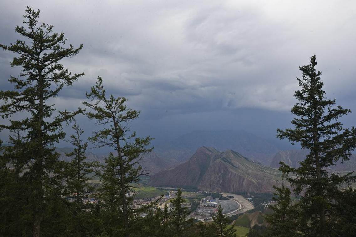 卓尔山属于丹霞地貌，由红色砂岩、砾岩组成。藏语称为"宗穆玛釉玛"，意为美丽的红润皇后。卓尔山景区项目建设地位于祁连县八宝镇，紧靠八宝河与藏区神山阿咪东索（牛心山）隔河相望。站在卓儿山顶视野极度开阔，四周没有任何遮拦，山对面是一山尽览四季景色的牛心山，左右两侧分别是拉洞峡和白杨沟风景区，背面是连绵起伏的祁连山，山脚下滔滔八宝河像一条白色的哈达环绕在县城周边。处处美景，宛如仙境，令人心旷神怡。传说中卓尔山与祁连的镇山之山--阿咪东索（牛心山）是一对情深意重的情侣，默默守候在八宝河两岸，共同护佑着祁连的山山水水。