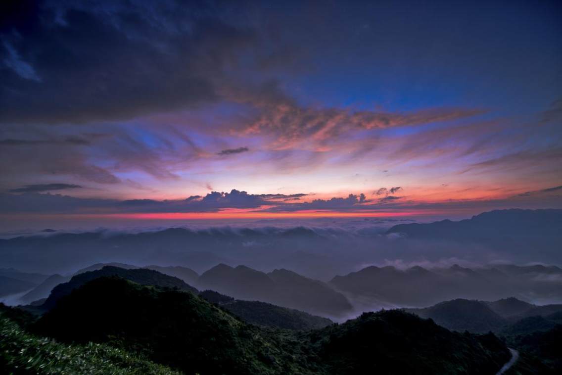 四川省万源八台山海拔约2230m，汽车可以至海拔2180m，端午前后是此地拍星空的最佳时段，平常可以拍日出、云海和夕阳