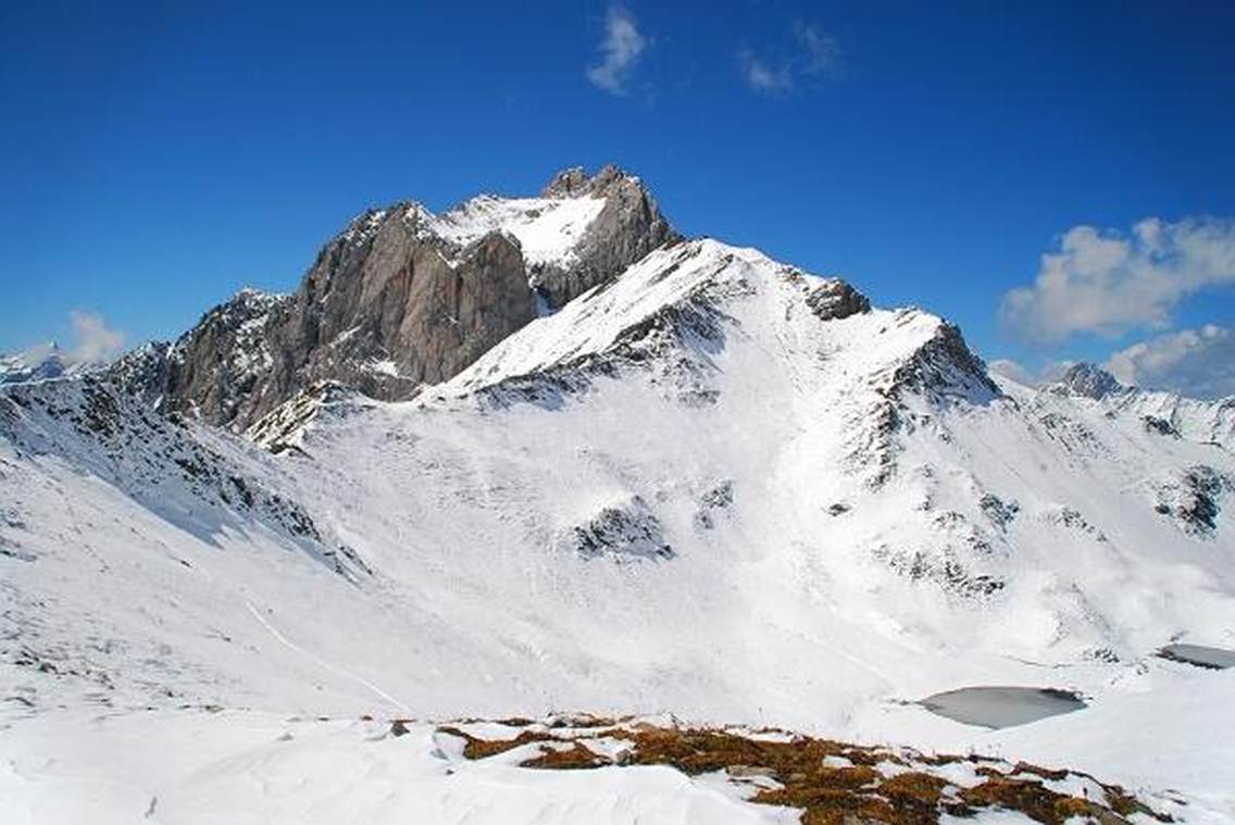 九寨沟地区“扎依扎嘎神山”，以及下面的褡连海了。扎依扎嘎山，海拔4400米，当地传说为万山之祖（万山之主），褡连海，藏名褡连，面积1亩，深2米，距离热西寨20公里。听当地人说，我们的运气好极了，能够这样清晰看到神山的情况还是非常少的，神山常年遮蔽在云雾中。下方的褡连海，是多个带状小湖组成，当时比较清晰分辨的有两个小湖。