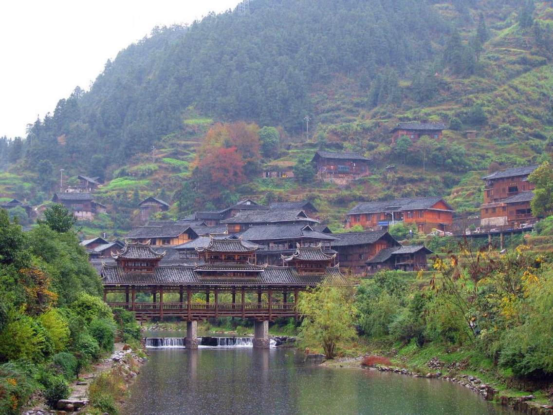 西江千户苗寨有七座风雨桥，夜景好美，晚上全部走完并不远