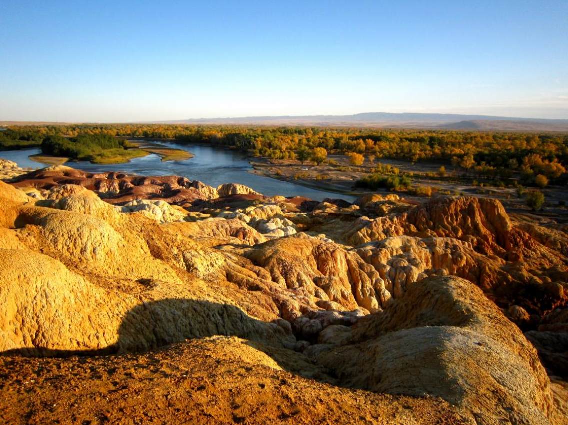 五彩滩，位于中国新疆维吾尔自治区布尔津县西北约24公里的也格孜托别乡境内，中国唯一的一条注入北冰洋的河流――额尔齐斯河穿其而过。 南岸有绿洲、沙漠，北岸则是色彩斑斓的泥岩、砂岩及砂砾组成的奇石 ...
