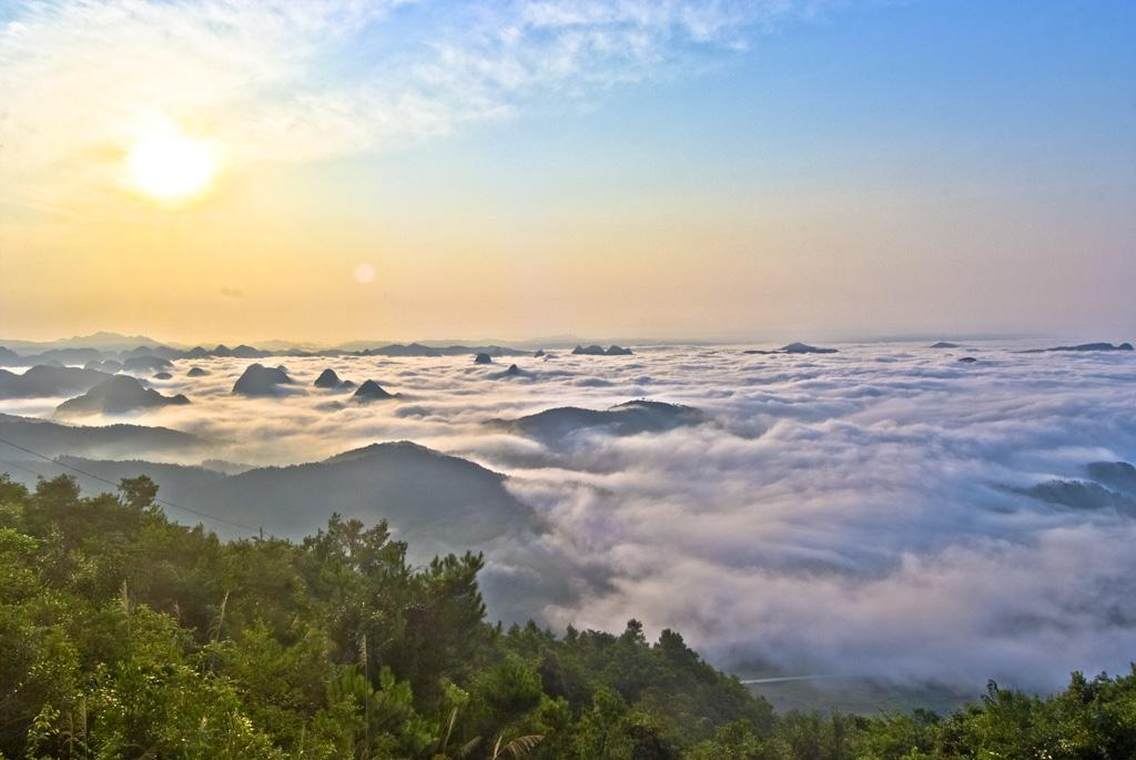 广西壮族自治区贺州市昭平县黄姚古镇的外景，拍摄地点：东潭岭--曾经县城到古镇的县道公路旁，下车即可拍摄，现仍通车，海拔600米。该地位于卡斯特地貌和丘陵山区交界，常年可拍各种雾景和风景。