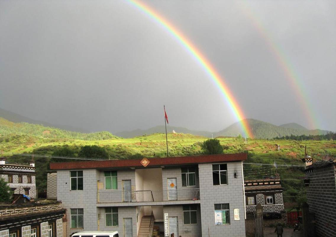 四川省理塘县最南面的村，雨后，在乡跓地拍乡里的卫生院，美丽的村庄，简苦的条件。