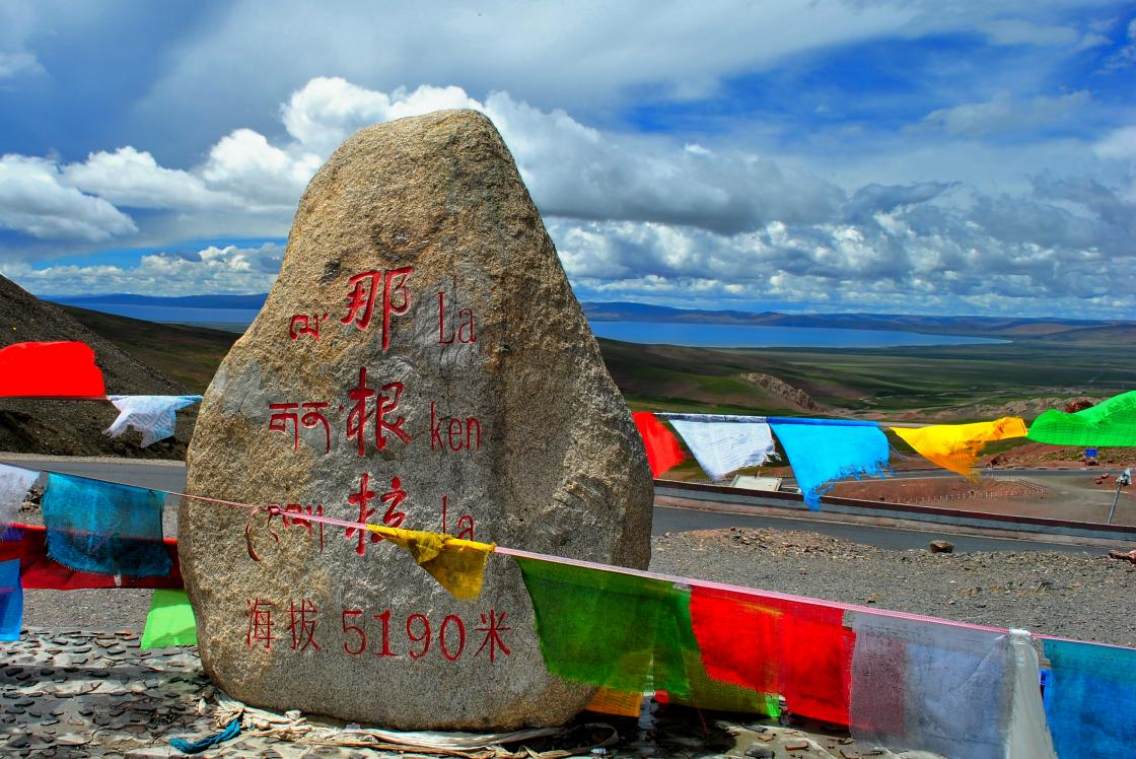 西藏海拔5190米的那根拉山口，翻过那根拉山口就是西藏三大圣湖之一的纳木错，站在山口遥望圣湖纳木错，湖水在蓝天白云的映衬下格外美丽。