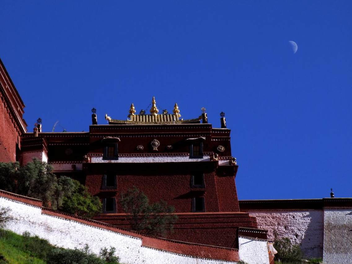 天上的宫阙——布达拉宫。布达拉宫位于中国西藏自治区首府拉萨市区西北的玛布日山上，是一座宫堡式建筑群，始建于公元7世纪藏王松赞干布时期，距今已有1300年的历史。于17世纪重建后，成为历代达赖喇嘛的冬宫居所，为西藏政教合一的统治中心。布达拉宫的主体建筑为白宫和红宫两部分。整座宫殿具有藏式风格，高200余米，外观13层，实际只有9层。由于它起建于山腰，大面积的石壁又屹立如削壁，使建筑仿佛与山岗融为一体，气势雄伟。1961年，布达拉宫成为了中华人民共和国国务院第一批全国重点文物保护单位之一。1994年，布达拉宫被列为世界文化遗产。无论从海拔的高度，还是巍峨的气势，更兼人们的崇拜，布达拉宫都当之无愧地可被称做“天上的宫阙”。