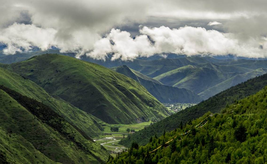 高尔寺山半山腰回望新都桥时的情景