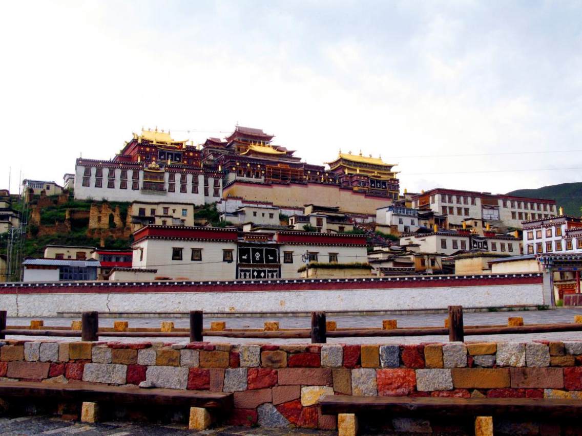 噶丹·松赞林寺在云南迪庆，是云南省规模最大的藏传佛教寺院，在整个藏区都有着举足轻重的地位。噶丹松赞林寺是一座历史悠久，驰名滇、川、藏边区的黄教古寺，也号称“迪庆第一寺”，创建于一六七九年，相传是五世达赖经占卜、问卦，而亲自决定的寺址。松赞林寺依山而建，外形犹如一座古堡，集藏族造型艺术之大成，有"藏族艺术博物馆"之称。由中甸县城向北5公里，佛屏山前，一组庄严、肃穆的庞大建筑群依山而立，这里就是清朝康熙皇帝和五世达赖所敕建的藏区十三林之一，云南藏区规模最大的藏传佛教寺院，也是藏区格鲁教派最负盛名的大寺——噶丹·松赞林寺。因其外观布局酷似布达拉宫，所以又有“小布达拉宫”之称。清雍正时又赐名“归化寺”。