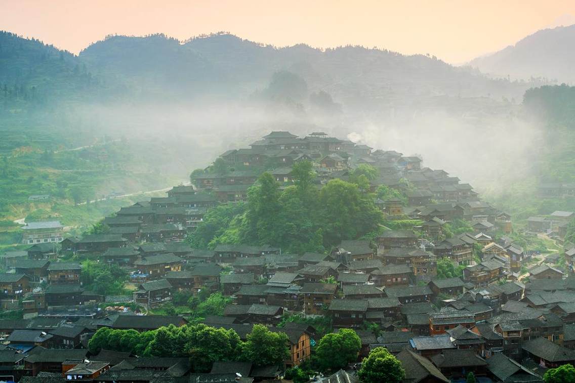 世界上最大苗族聚集区千户苗寨的清晨，宁静而美丽