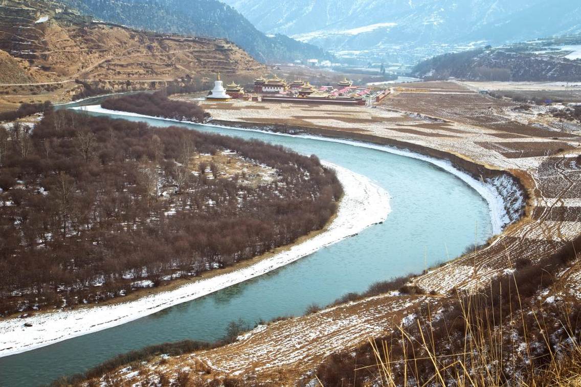 旺藏寺，在美丽的河畔，是臧佛教圣地。