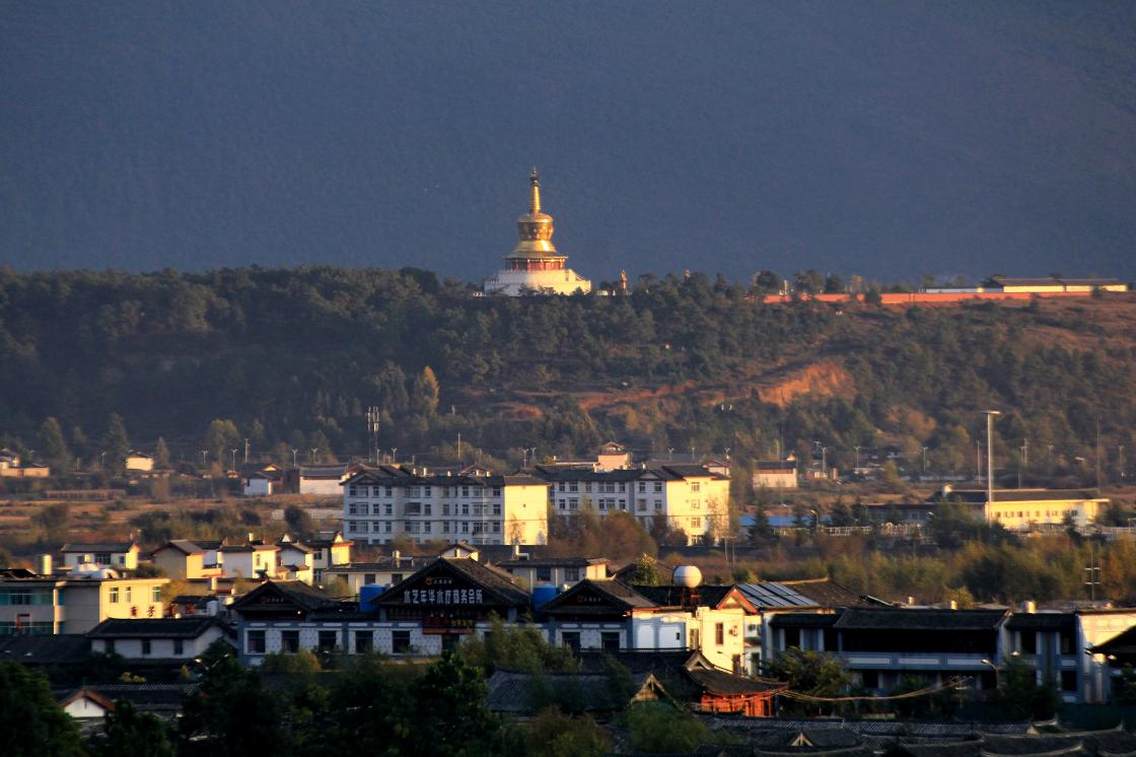 丽江古城，又名“大研镇”，位于中国西南部云南省的丽江市，坐落在丽江坝中部，玉龙雪山下。丽江古城历史悠久，古朴自然，兼有水乡之容、山城之貌。尤其当地古老而神秘的纳西文化，更具吸引世界各地游客的魔力。