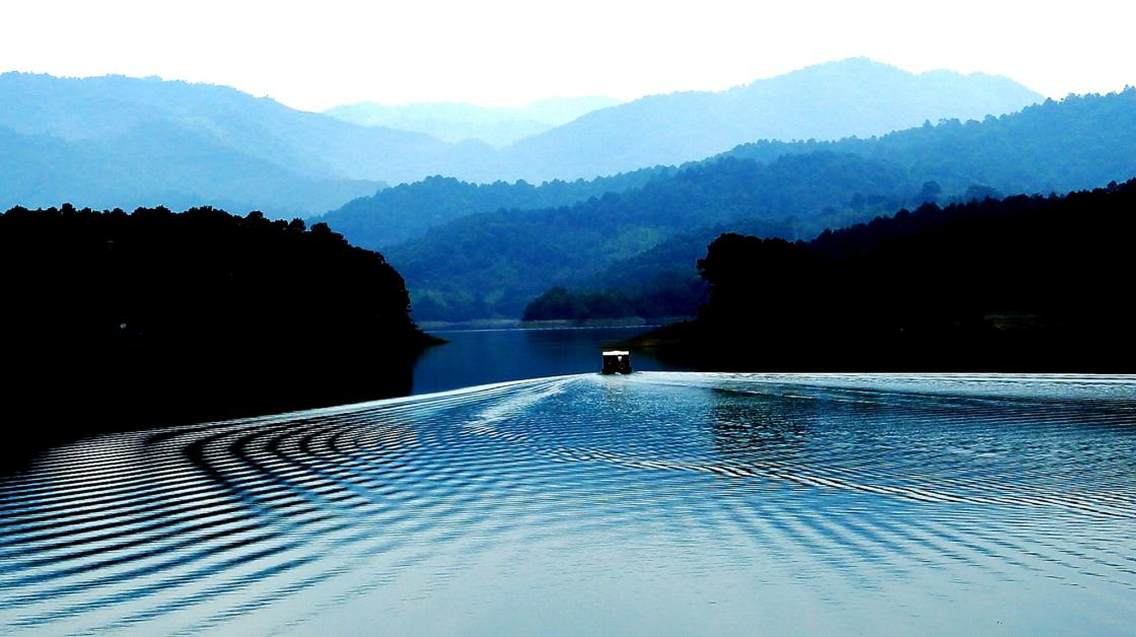 碧波荡漾的摆龙湖拍摄于云南省丘北县摆龙湖风景区