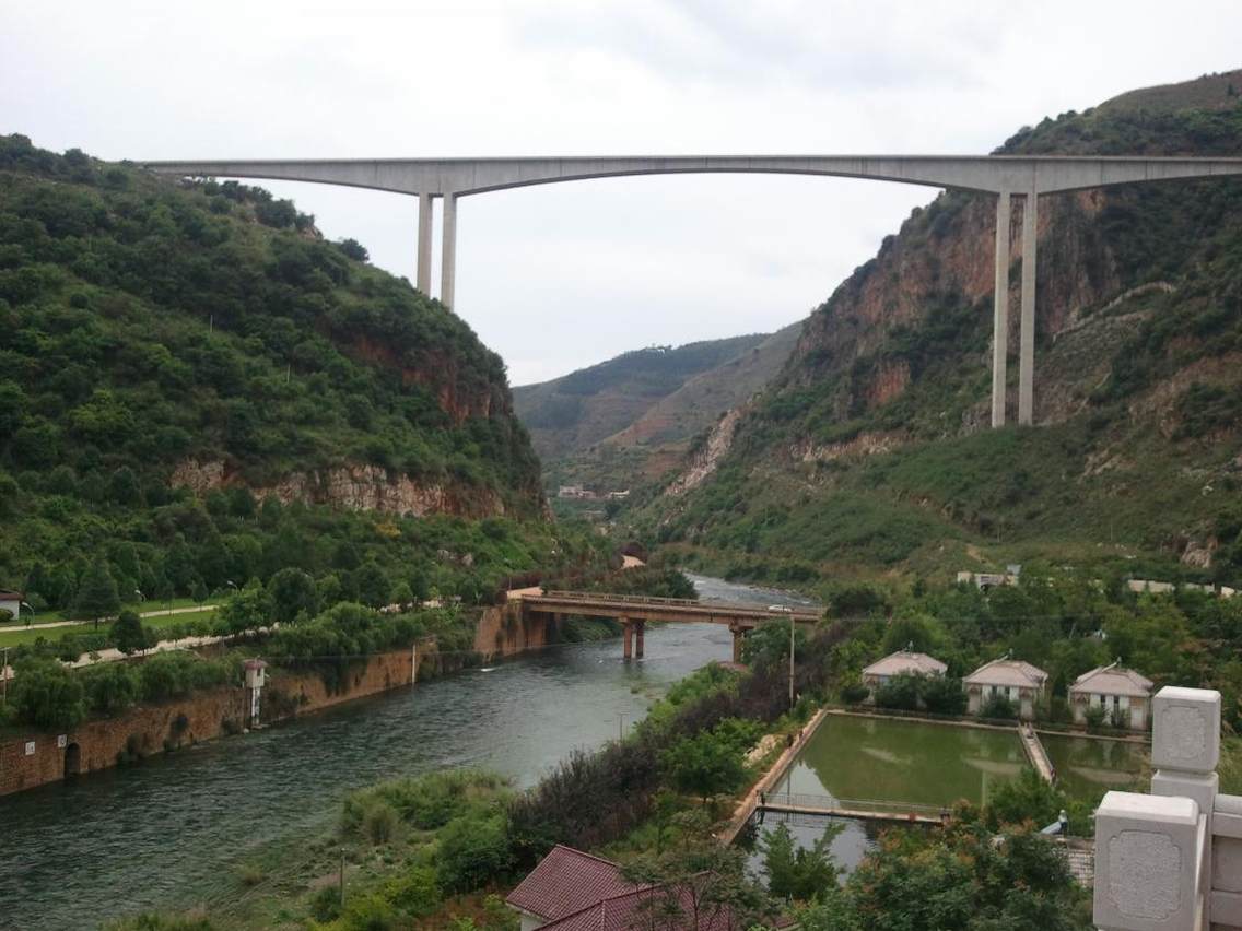 美不胜收的柴石滩水库风景区——南盘江公路特高桥摄于云南省宜良县柴石滩水库风景区，该风景有柴石滩水库、南盘江漂流、曾经是世界第一高的公路桥，能够游泳、垂钓、露营、住宿、饭店等设施俱全，是一个休闲旅游的好地方。