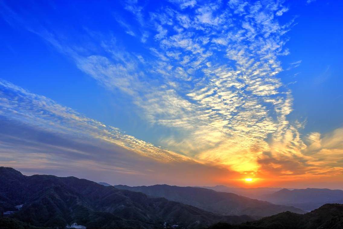 《日暮重山晚霞明》—山东七星台景区武圣门外是拍摄日落的绝佳场所，群山连绵，晚霞似锦，在落日映射下十分壮观。
