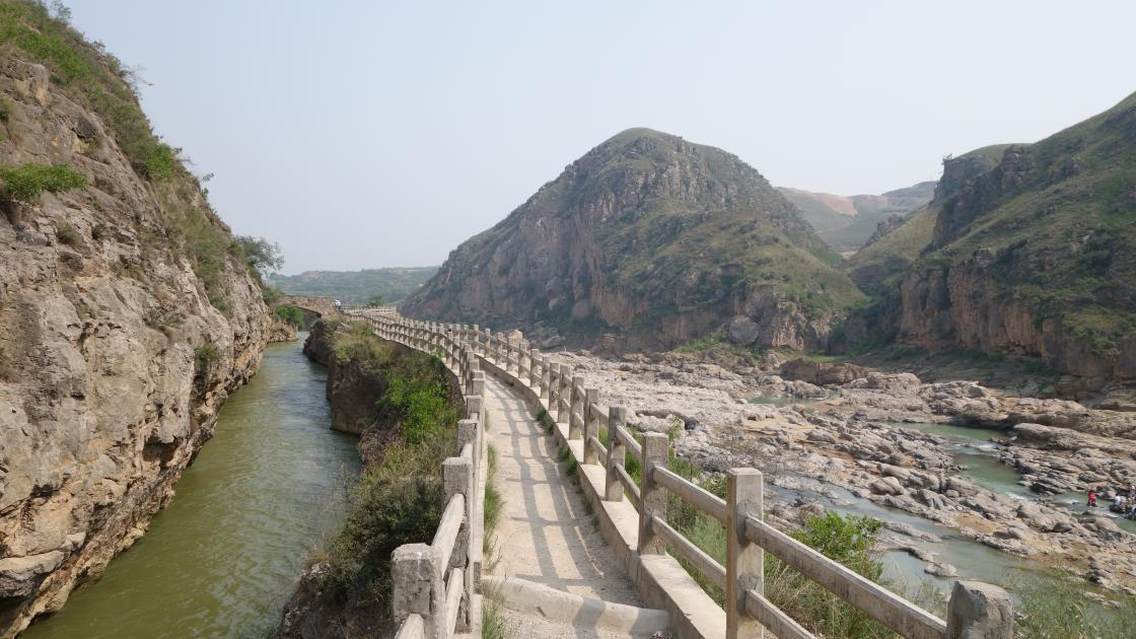 画面左侧为泾惠渠（古称：郑国渠），右侧为泾河，中间为观景长廊。身居此处，深深为古人借自然之势巧夺天工的工程所震撼。拍摄地距郑国渠首仅1公里之遥。