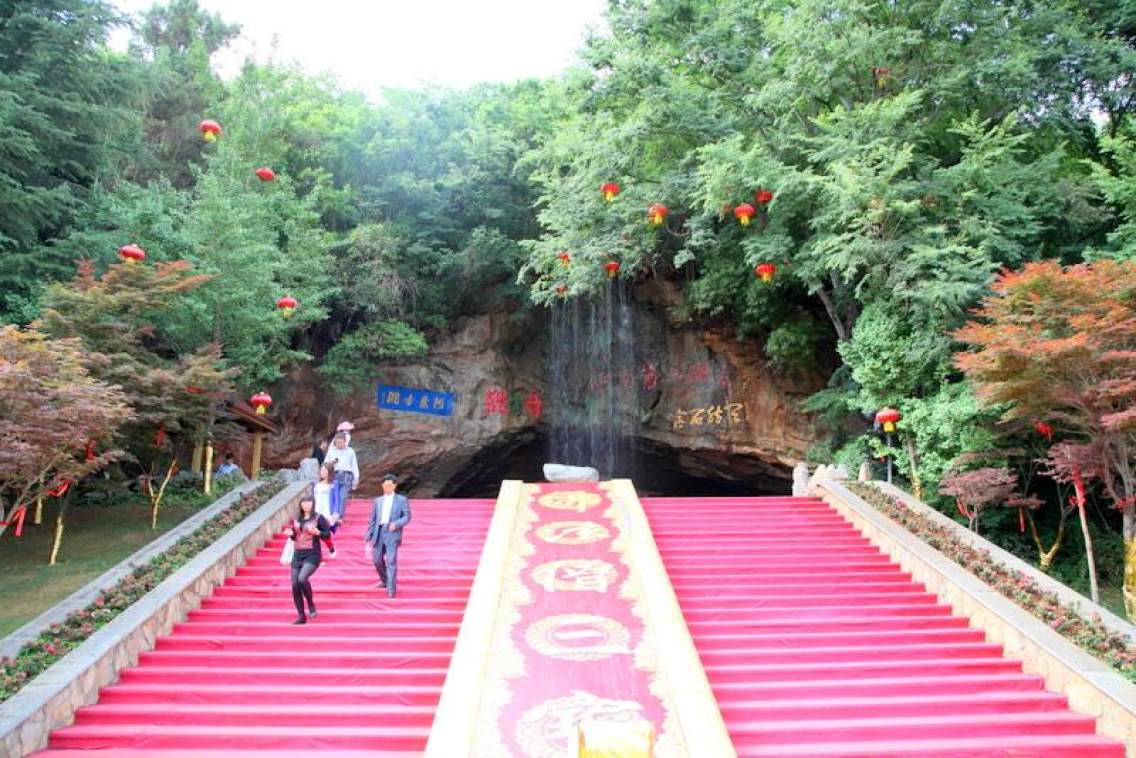 〈阿庐古洞〉是云南省四A级风景区，位于泸西县境内。