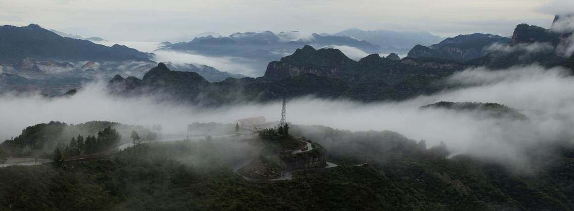 盂县十八盘位于盂县北下庄乡北部，地处白马山中段，山顶海拔1462米，是太行山的著名隘口。因其北坡有十八道盘山弯路，故名十八盘。此处崇山峻岭，深涧险谷，地势十分险要，自古就是通往河北省平山县的重要隘口和军事要冲。由盘顶曲折而下，过县界上的东货郎头到盘底，便是平山县下口乡盘里村。《大清一统志》载，十八盘口“明正统二年（1437）筑城置戍”。十八盘是207国道东出山西的最险要、最美丽的一道 风景。