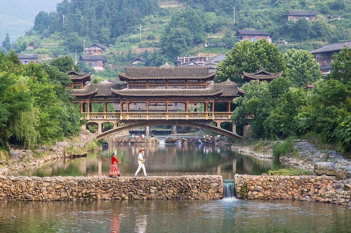 精致美丽的风雨桥，横跨在静静的小河之上