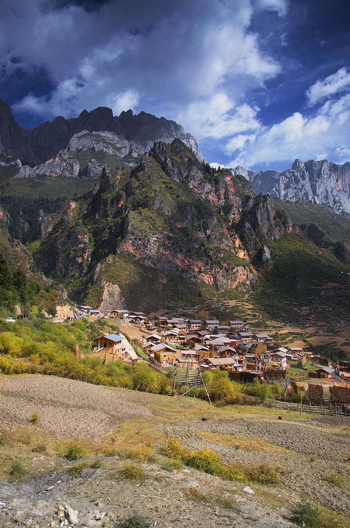 扎尕那系中国十大‘非著名山峰’。地形既像一座规模宏大的巨型宫殿，又似天然岩壁构筑的一座完整的古城。身临其境其景观令人叹服敬畏。