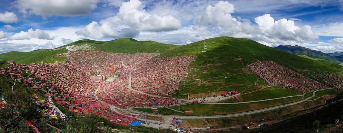 四川色达的喇荣五明佛学院，无比壮观的大建筑群，在那里，所有的一切都那么的自然，那么的和谐，那么的纯净。