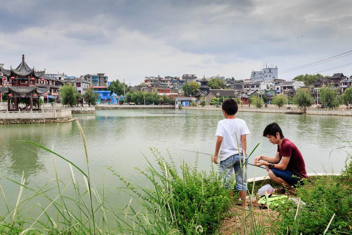 织金古城--东湖风景区东湖又名双堰塘，是织金八景之一“双滩对镜”的所在地。