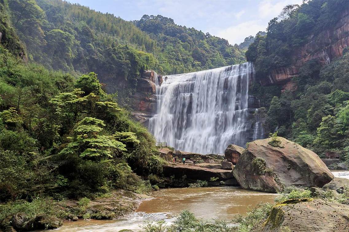 赤水大瀑布赤水大瀑布景区（又名十丈洞景区）位于贵州省赤水市南部，赤水河支流风溪河上游，离赤水城区三十余公里，是国家AAAA级景区，赤水国家级风景区名胜区的重点组成部分。 赤水大瀑布景区是“赤水丹霞”申报世界自然遗产的核心组成部分之一。