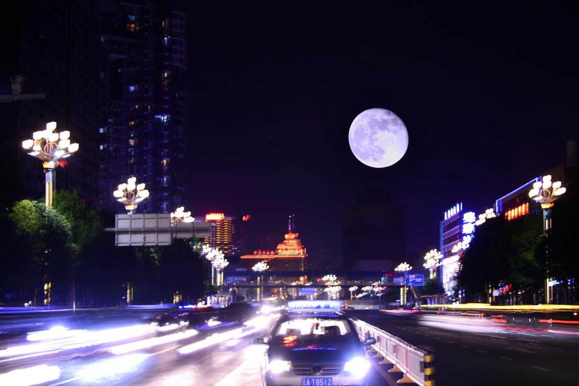 春城之夜昆明北市区历经几十年的建设,变化很大.特别是今年的中秋节,夜景不错.