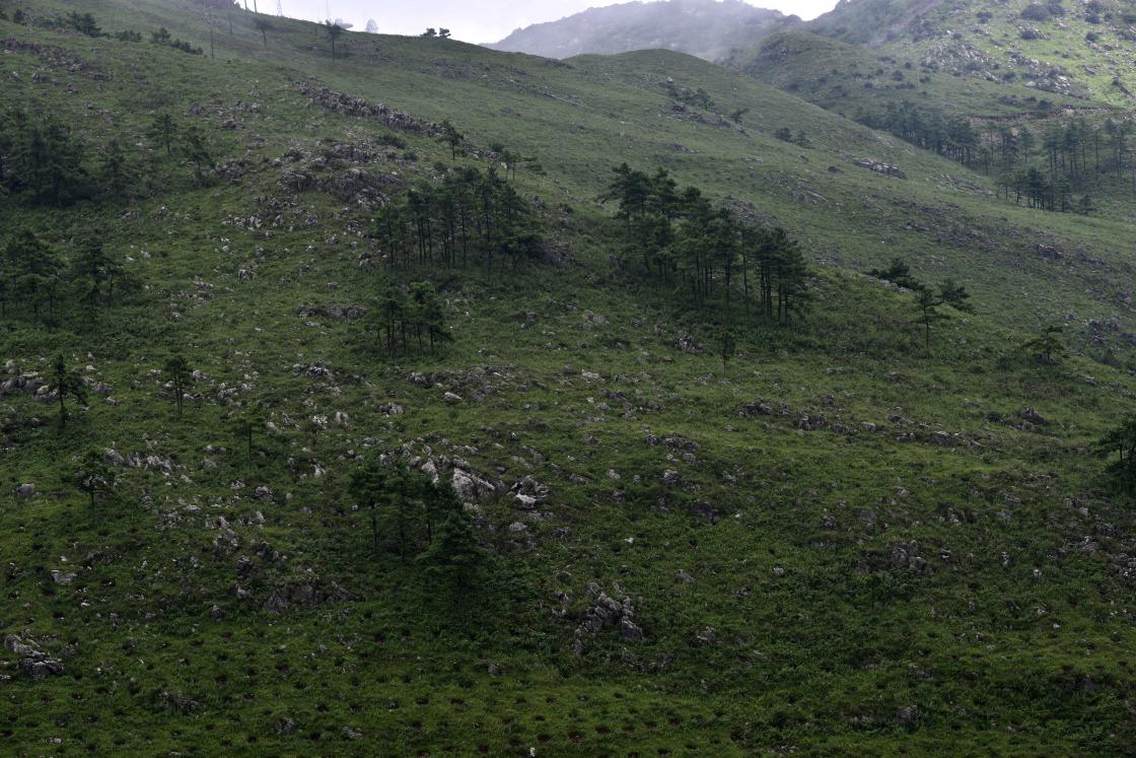 滇中第一名山　梁王山坐落在滇中小江断裂地带东部边缘，位于澄江县西北隅，距澄江县城12公里，距省会昆明40公里。山脉自西北向东南方倾斜延伸，东与南盘江相接，南连澄江坝子、西北与呈贡县毗邻，是抚仙湖北面、阳宗海南面的天然屏障。地势北高南低，最高海拔2820米(梁王山山顶电视塔处)，最低海拔2000米(梁王河水库附近)，相对高差820米，为滇中第一高峰。地处东经102°52'45"—102°55'15"，北纬24°43'57"—24°27'28"，　　梁王山素有“滇中第一名山，云南王者之山”的美称，有“一山分四季，四时景不同”之美誉，有“四面不同景，十里不同天”之独特景致，是澄江十景之一。