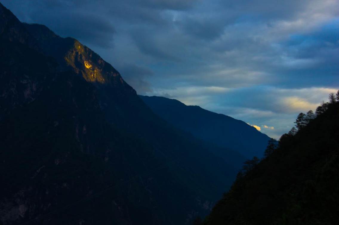 一米阳光，拍摄于虎跳峡高山徒步途中