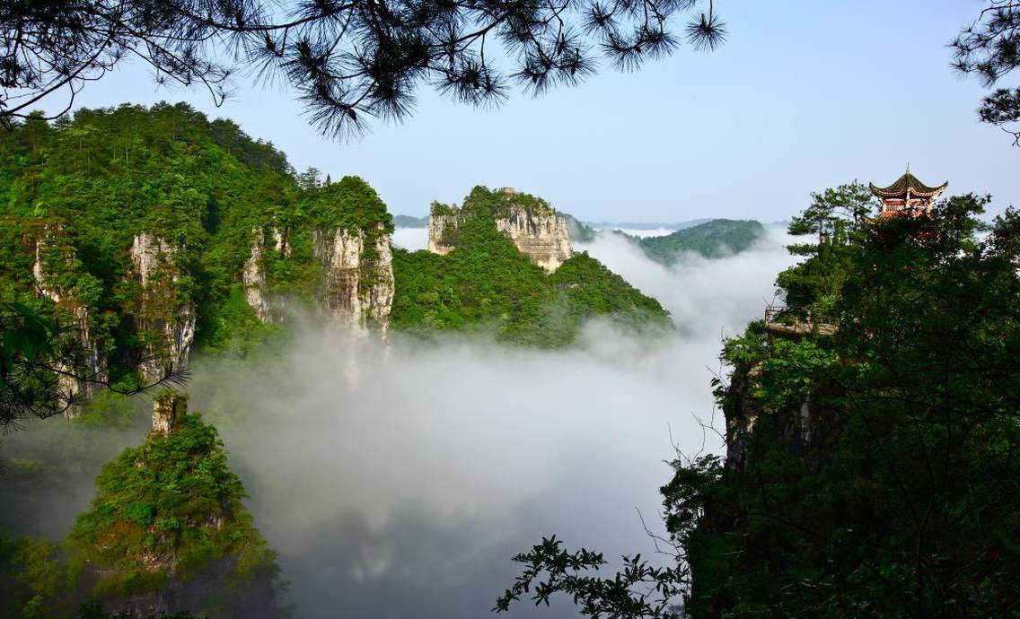 贵州施秉云台山映斗阁拍摄内容：云海、日出、夕阳、晚霞、雪景、白云岩喀斯特地貌等最佳拍摄时间：日出、云海：4:30—7:30最佳拍摄季节：春夏秋冬四季施秉喀斯特景区已开发出氵舞阳河、杉木河、云台山、黑冲四大景区