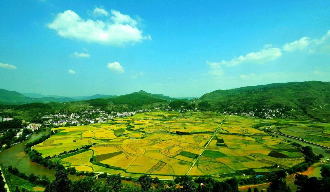 贵州开阳县禾丰底窝坝（“玉水金盆”）最佳拍摄季节：春、夏、秋交通：经贵开二级高等公路，到南江站下站，沿塘龙县级公路行驶至禾丰。周边旅游资源推介：云山茶海、水头寨在禾丰底窝坝，清龙河于此伸了一个优美的懒腰绕坝而过。春季，层层叠叠的油菜花灿若金色的朝霞，秋季，沉甸甸的水稻如金黄的稻浪随风起伏。每个季节的底窝坝都被大自然装扮得丰润而醇厚，从观景台俯瞰，整个田坝在清龙河的包围下形似盆而色金黄，故名“玉水金盆”。