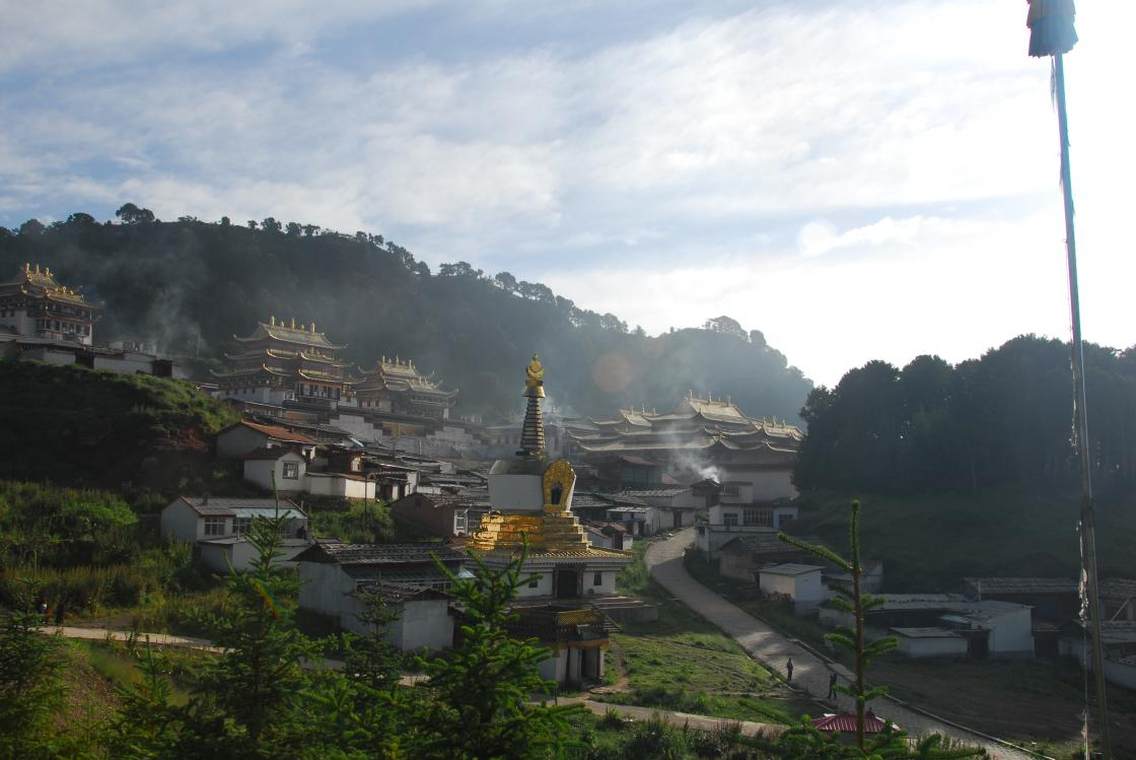 藏族自治州碌曲县郎木寺郎木寺分为两部分，一个为四川达仓郎木寺寺院，也叫做格尔底寺，虎穴、仙女洞、郎木寺大峡谷以及肉身佛舍利都位于四川郎木寺这边。另一个是甘肃寺院，也叫赛赤寺，通往天葬台的方向，两个寺院隔着小溪相互守望。